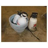 3 pump-up garden sprayers - 3 plastic flower pots