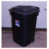 Incredible Solutions 32 gal. rolling trash can w/