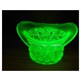 Fenton Vaseline Daisy & Button glass top hat,