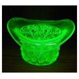 Fenton Vaseline Daisy & Button glass top hat,