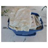 Rubbermaid Roughneck 18 gallon storage tote w/