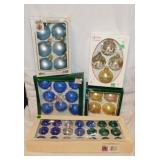5 boxes Christmas ornaments: Christmas Classics -
