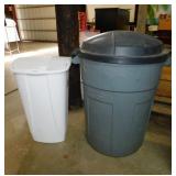 2 trash cans w/ lids