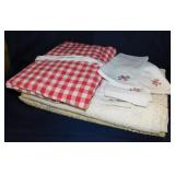 Red gingham picnic tablecloth & napkins - Vintage