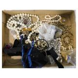 Vintage ladies costume jewelry: Necklaces -