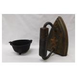 Cast iron: Salesman's sample 3-toed kettle -