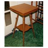 Vintage oak 2-tier parlor lamp table w/ bobbin
