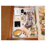 Ladies costume jewelry: Necklaces, brooches &