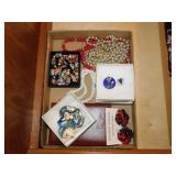 Ladies costume jewelry: Necklaces - Pins & more
