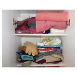Kitchen & bath linens: Towels - Oven mitts - Pot