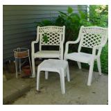 2 resin patio chairs - Side table - Metal plant