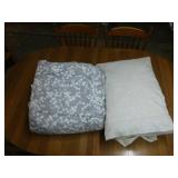 Full size comforter - 2 pillows w/ shams - Sheets