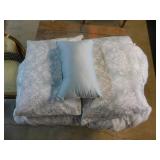 Full size comforter - 2 pillow shams on pillows -