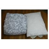 Full size comforter - 2 pillows w/ shams - Sheets