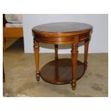 Sold wood oval side table w/ pull-out shelf, 22"