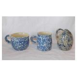 Spongeware pottery crock mugs & signed oil lamp,