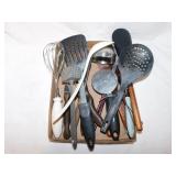Kitchen utensils: Whisk - Pizza cutter - Slotted