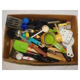 Kitchen utensils - Banana tree - Paper towel