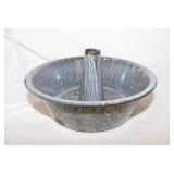 Antique graniteware: Bundt cake pan - 2 bowls -