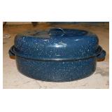 2 blue graniteware roasters w/ lids,