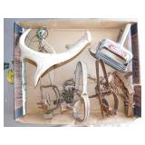 4 vintage animal leg hold traps - Deer antler -