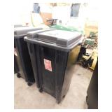 Rubbermaid Roughneck 50 gal. rolling trash can w/