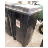 Rubbermaid Roughneck 50 gal. rolling trash can w/