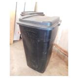 Rubbermaid Roughneck 50 gal. trash receptacle w/
