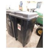 Rubbermaid Roughneck 50 gal. rolling trash can w/