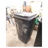 Rubbermaid Roughneck 50 gal. rolling trash can w/