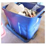 Rubbermaid Roughneck 18 gal storage tote of