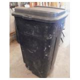 Rubbermaid Roughneck 50 gal. trash receptacle w/