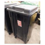 Rubbermaid Roughneck 50 gal. rolling trash can w/