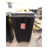 Rubbermaid Roughneck 50 gal. rolling trash can w/