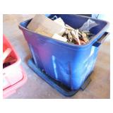 Rubbermaid Roughneck 18 gal storage tote of