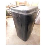 Rubbermaid Roughneck 50 gal. trash receptacle w/