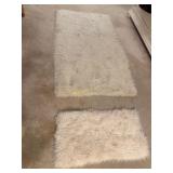 4- White Furry Rugs, Measures: 64ï¿½ x 40ï¿½, 33ï¿½ x