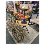 RUG AND GROUP OF D?COR ITEMS
