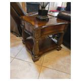 NICE END TABLE / GREAT CONDITION NICE END TABLE / GREAT CONDITION