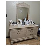 DRESSER AND MIRROR (ONLY NO COW D?COR)