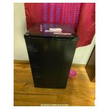 APARTMENT OR DORM SIZE REFRIGERATOR