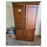 NICE WOOD ENTERTAINMENT CENTER