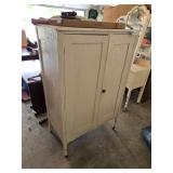 SMALL VINTAGE WARDROBE