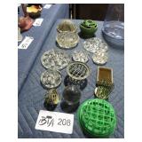 GROUPING OF FLOWER FROGS