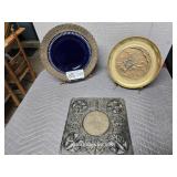 TRIO OF COLLECTABLE PLATES ON STANDS & TRAY