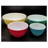Four Pyrex Mixing Bowls in Primary Colors