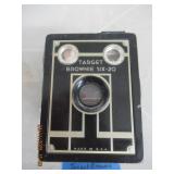 VINTAGE TARGET BROWNIE SIX-20 CAMERA