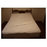 Bed with adjustable mattress
