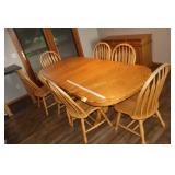 Oak Dining Table w/7 chairs & 2 leaves
