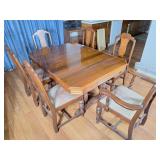 Lovely Krug dining room table with 6 chairs. (1 is